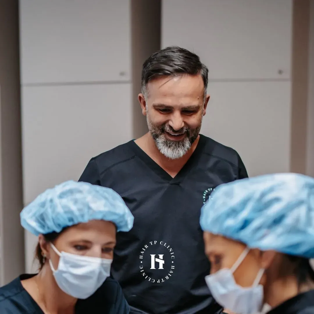 Kirurg och team vid Hair TP Clinic under hårtransplantation